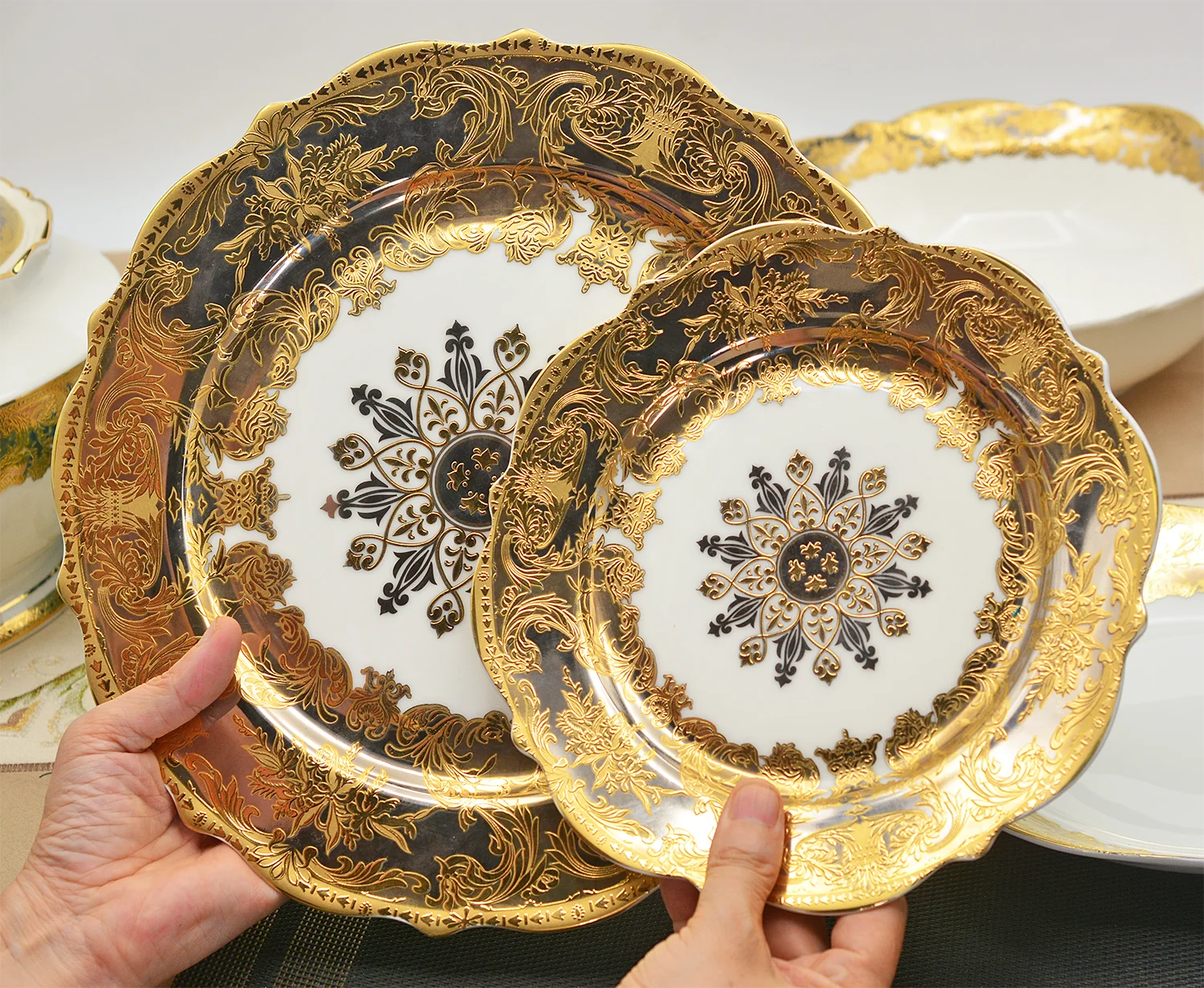 Luxury Embossed Gold Tableware Set - 98pcs Royal Style Fine China