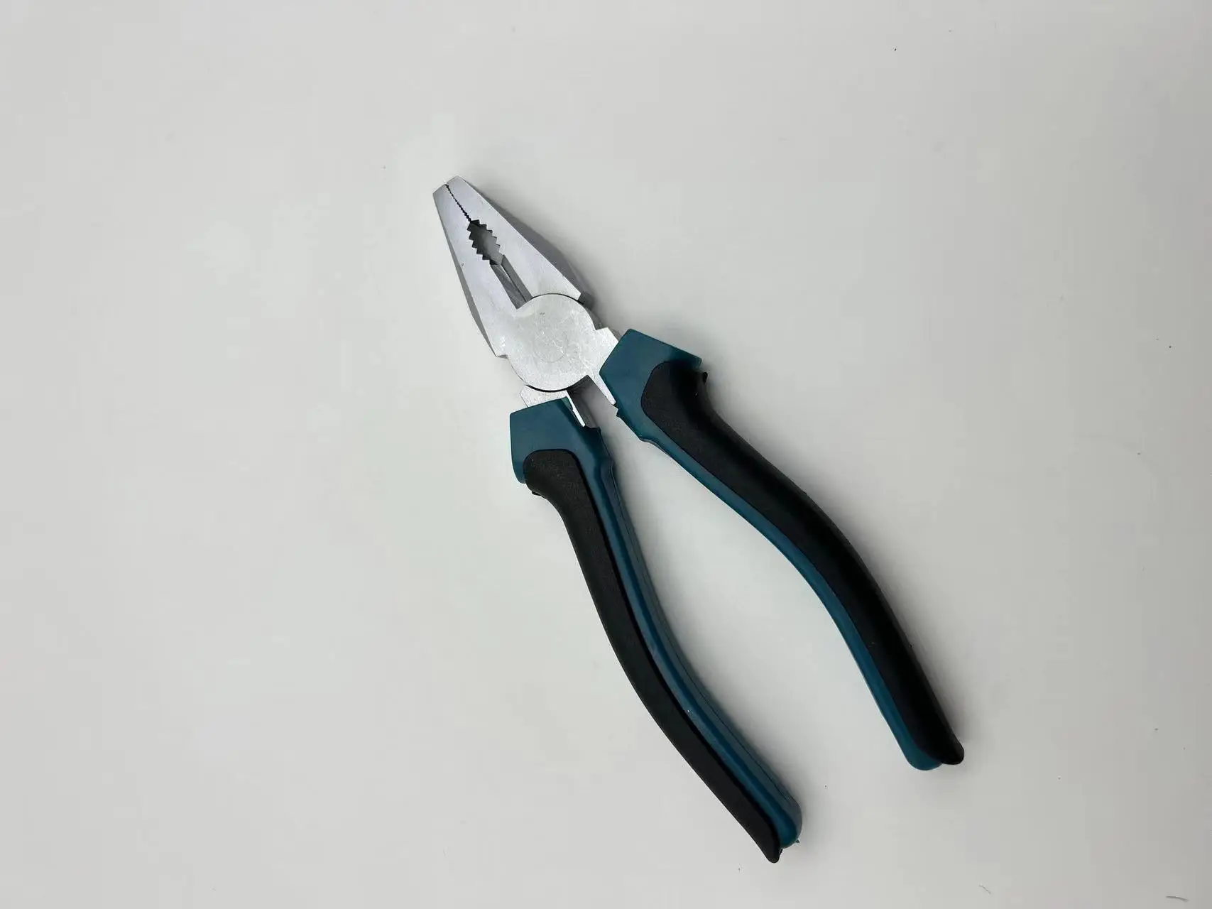 Professional DIY Grade Carbon Steel Flat Nose Wire Cutting Combination Pliers PVC Soft Grip Handle Home Use Customizable OEM