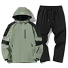 Chaqueta y pantalón verde militar.