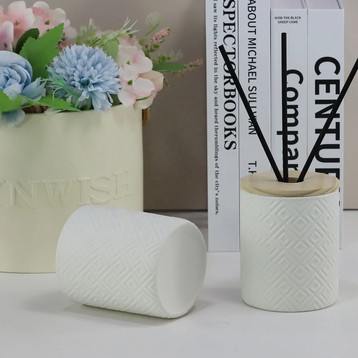 Synwish Custom Modern White Ceramic Matte Reed Diffuser Candle Jar with Wood Lid and Box Packaging factory