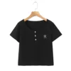 Camisa negra de manga corta.