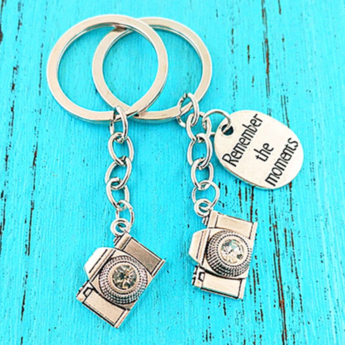 Unique Keychain Camera Remember the Moment Key Rings Retro Metal Key Chains Friends Gifts Cameraman Vintage Mini Camera Keychain