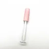 Tube de brillant à lèvres avec dessus rose mat