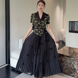 Gold-stamped Large-size Women's Suit with a Collar and Textured Pleats Set