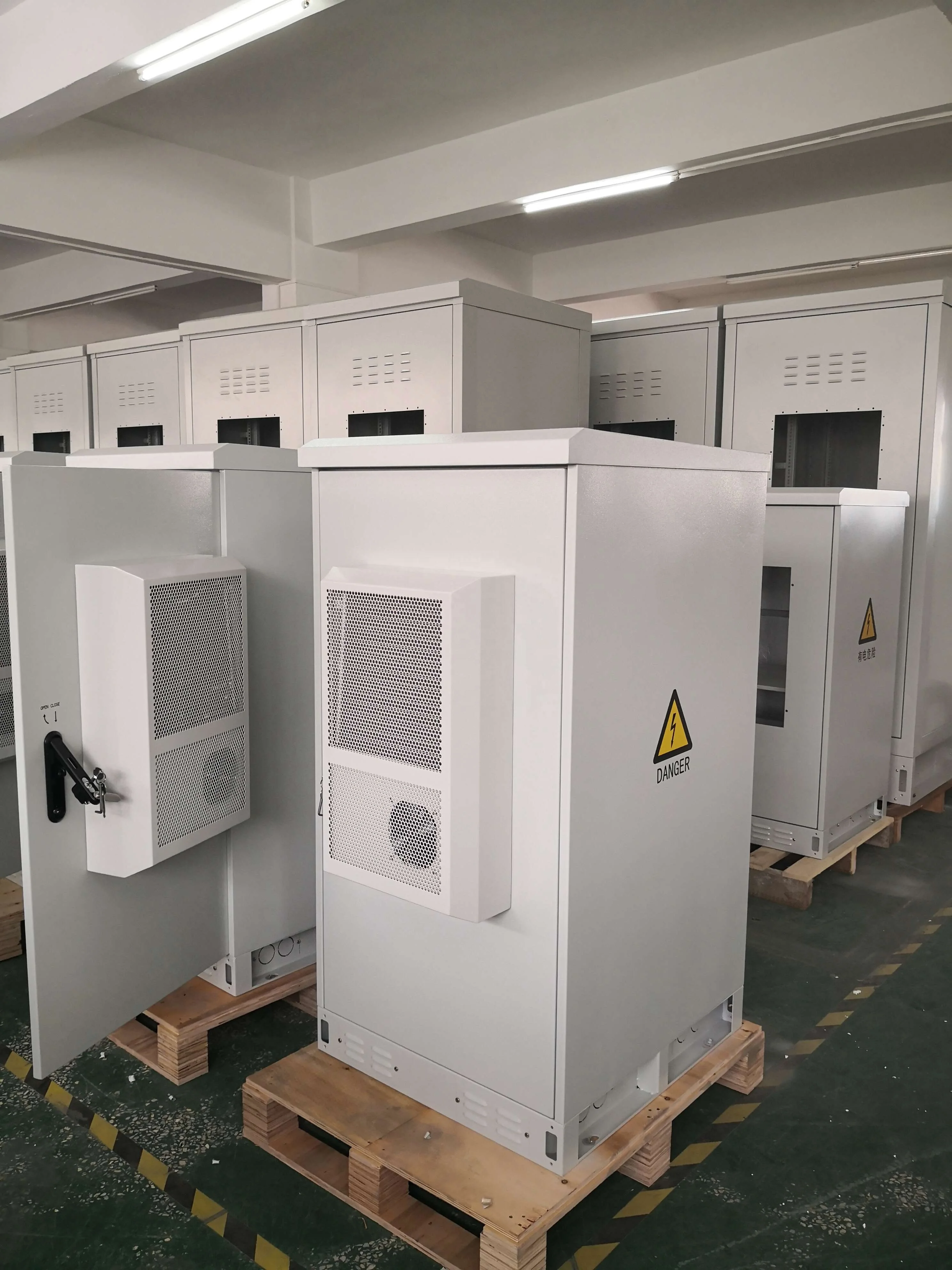 Three-layer Battery Outdoor Waterproof Power Supply Equipment Cabinet With Air Condition Cooling Network Telecom Cabinet
