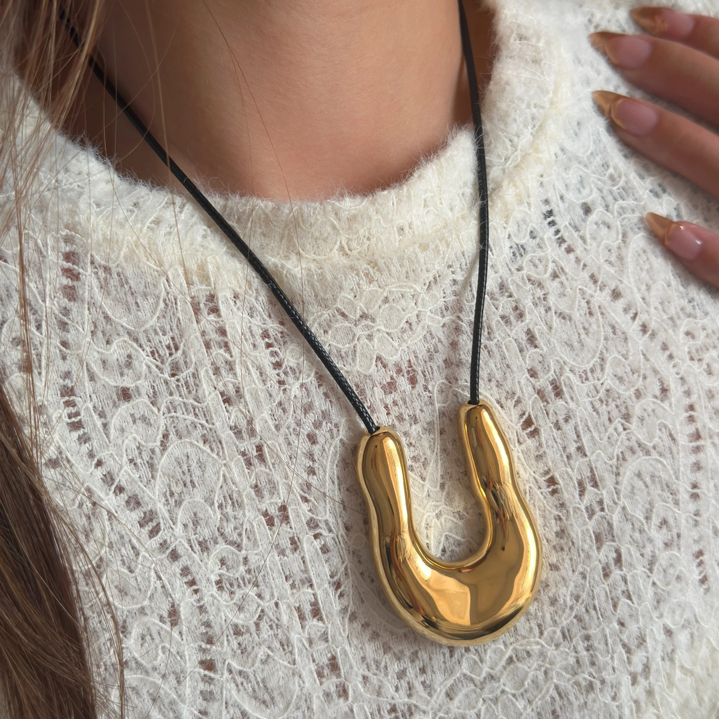 Gold Horseshoe Necklace "Fortuna" | ÓNÍSÌ PARIS - Foto 6