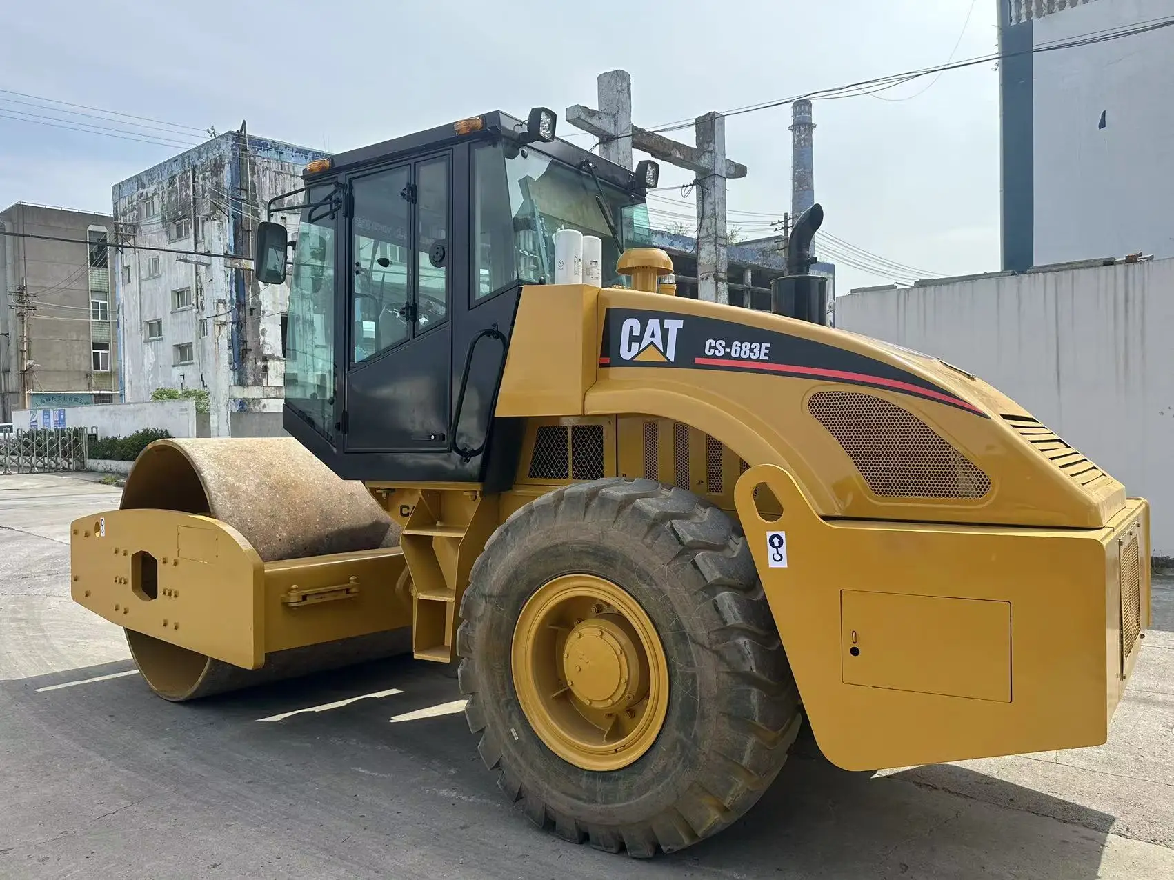 Caterpillar уплотнительный ролик используется CS683 CS583 Вибрационный гидравлический привод дорожный каток цена использованный