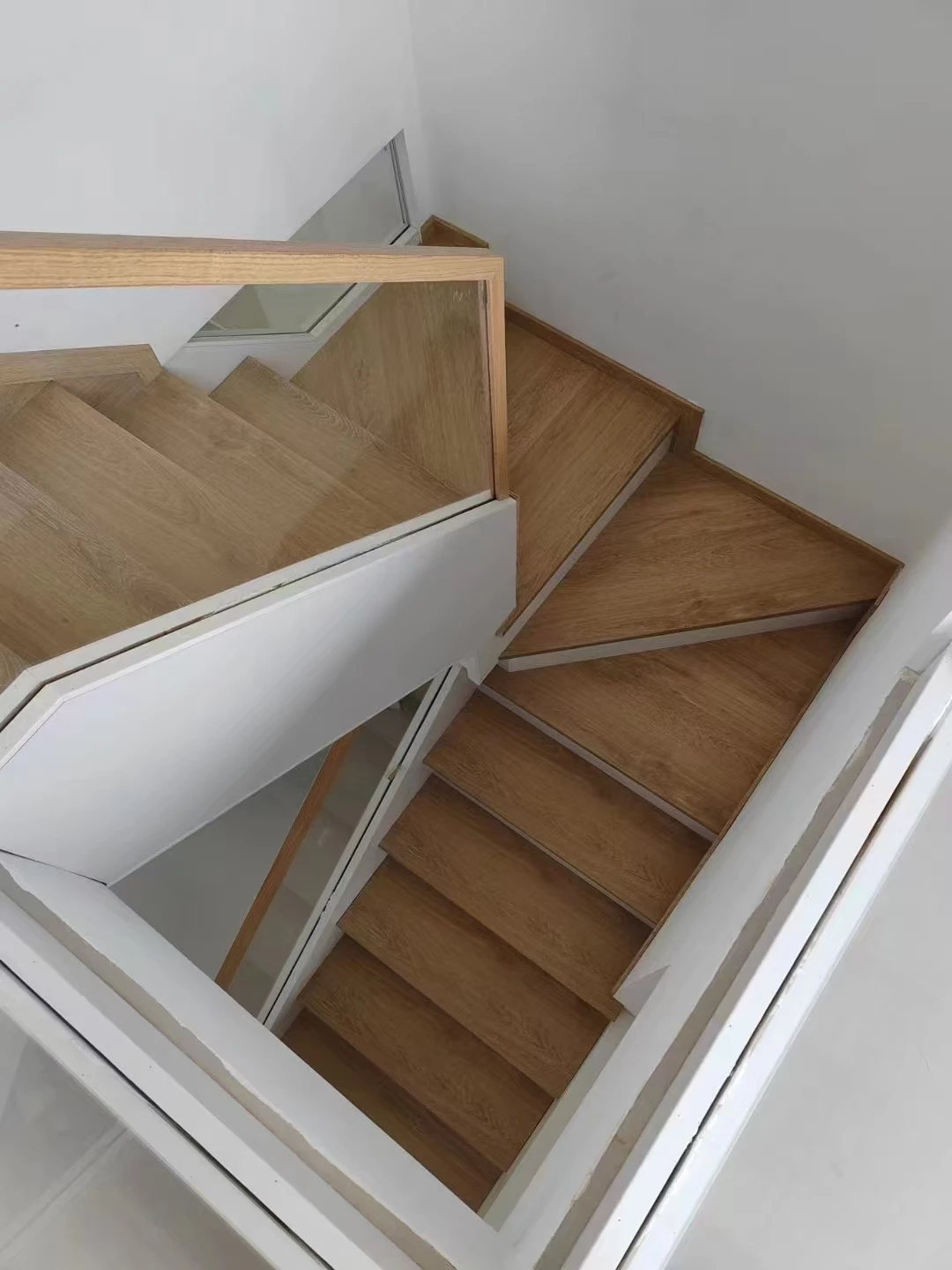 Factory Mass Customization Solid Wood 3-Step Pet Stair Treads Modern Design Finger Jointed Board with Glass Railing for Villa
