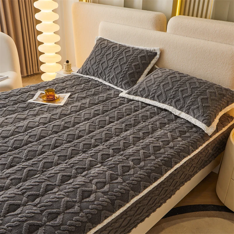 Утолщенный зимний молочный бархатный стеганый матрас с дополнительным плюшевым покрытием из тафлиса и кораллового флиса