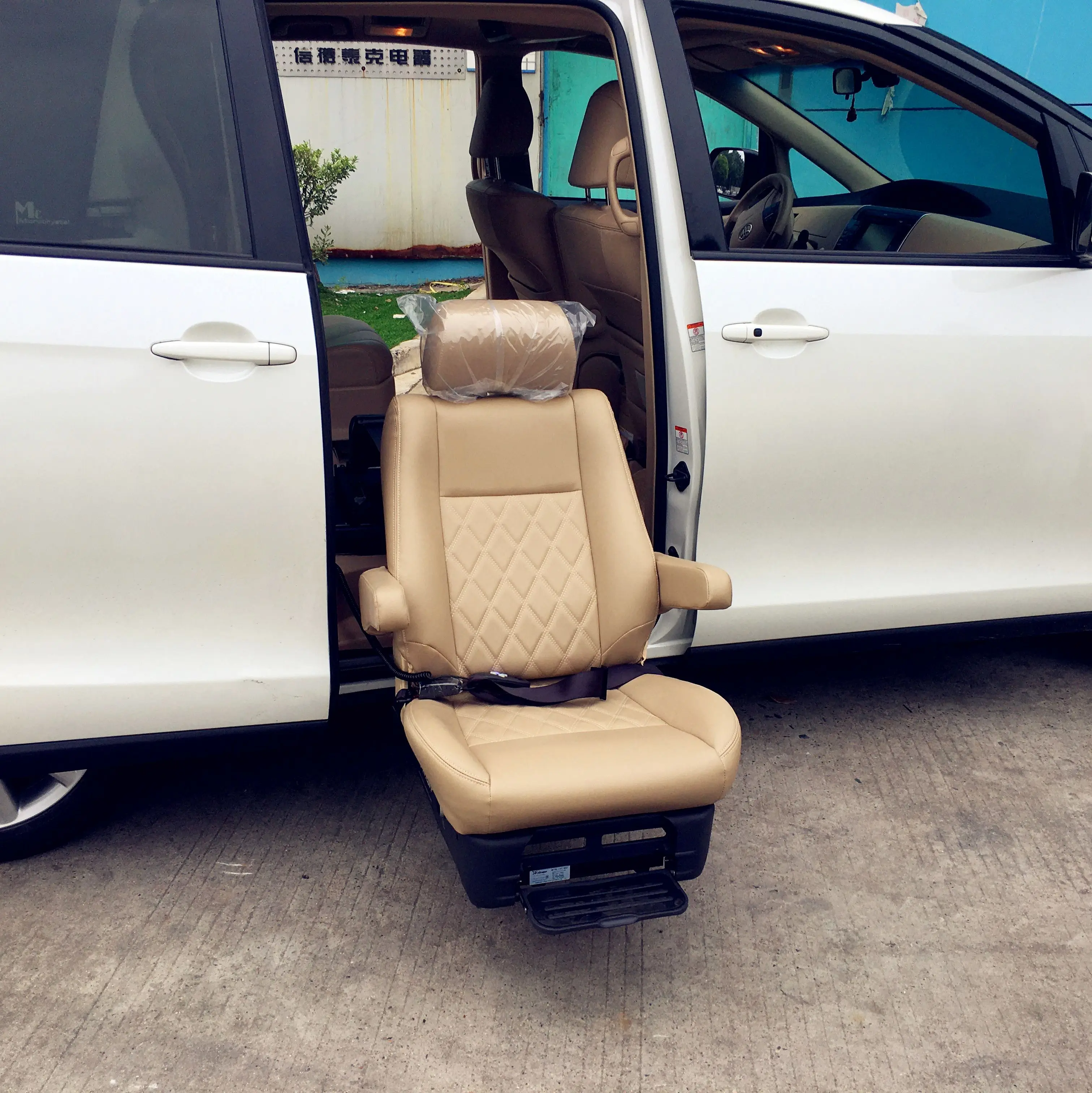 minivan with swivel seats