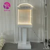 1,7 m de haut, avec lumière LED