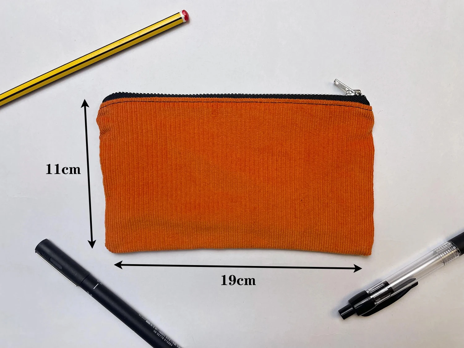 Eco-Friendly Corduroy Simple Artistic Stationery Bag Vintage Style Makeup Storage Bag with Zipper Closure Solid Color manufacture