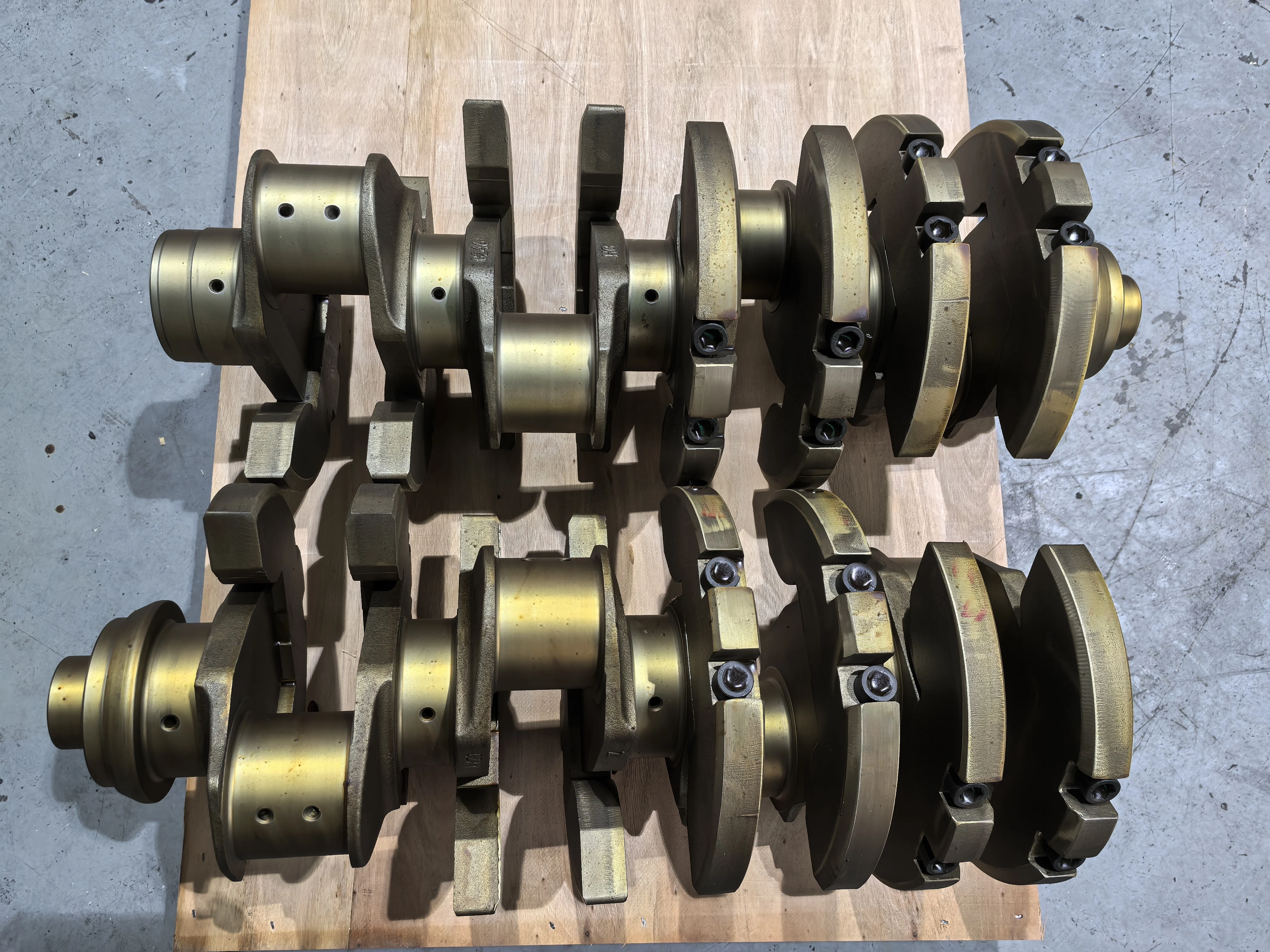 Engine Cast Iron Crank for Mercedes Benz OM422 4220303701 Crankshaft