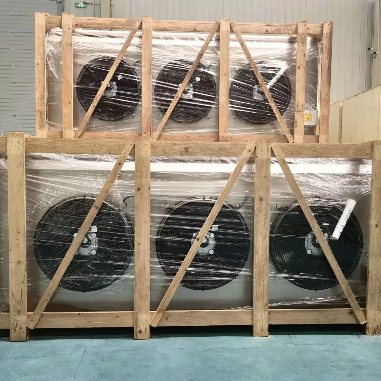Industrial air cooler with electric defrost system for cold room refrigeration