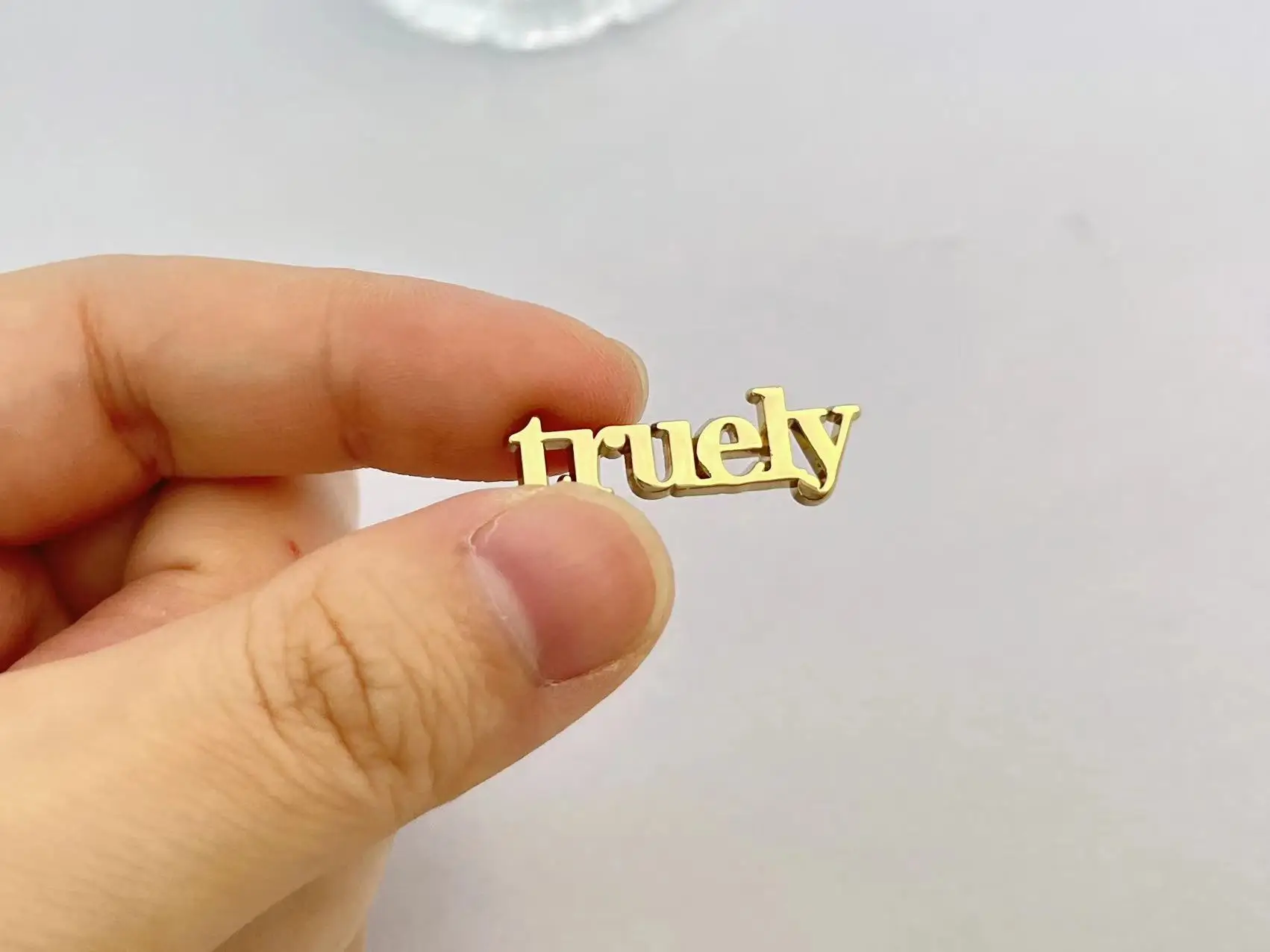 Изготовленный на заказ логотип декоративная металлическая этикетка устойчивый цинковый сплав с гравированным дизайном прямо завода для одежды и обуви