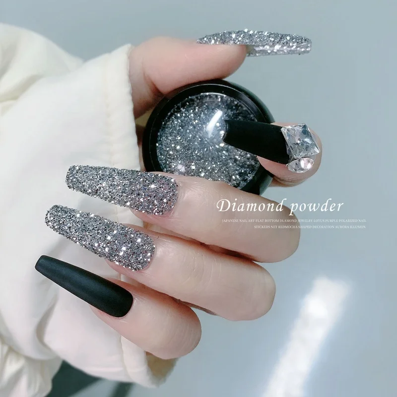 Bột kim cương glitter giúp tạo ra các hình khối và kết cấu như thật trên móng tay của bạn. Sáng lấp lánh và đầy sức sống, chắc chắn sẽ thu hút mọi ánh nhìn. Xem hình để ngắm nhìn vẻ đẹp rực rỡ của kim cương glitter bột trên móng tay.