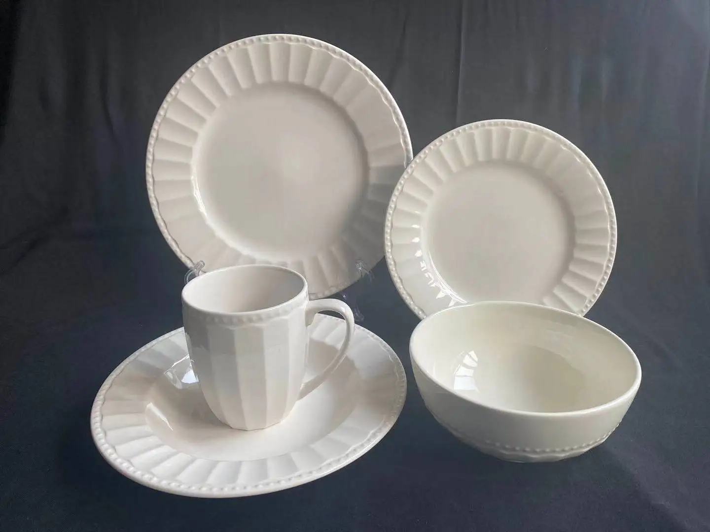 Cheap Wholesales Porcelain Tableware Set Crockery Embossed White Ceramic Dinner Set