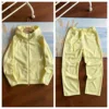 Conjunto de Sudadera con Capucha Amarilla para Hombre
