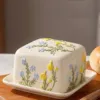 Beurrier à fleurs en relief