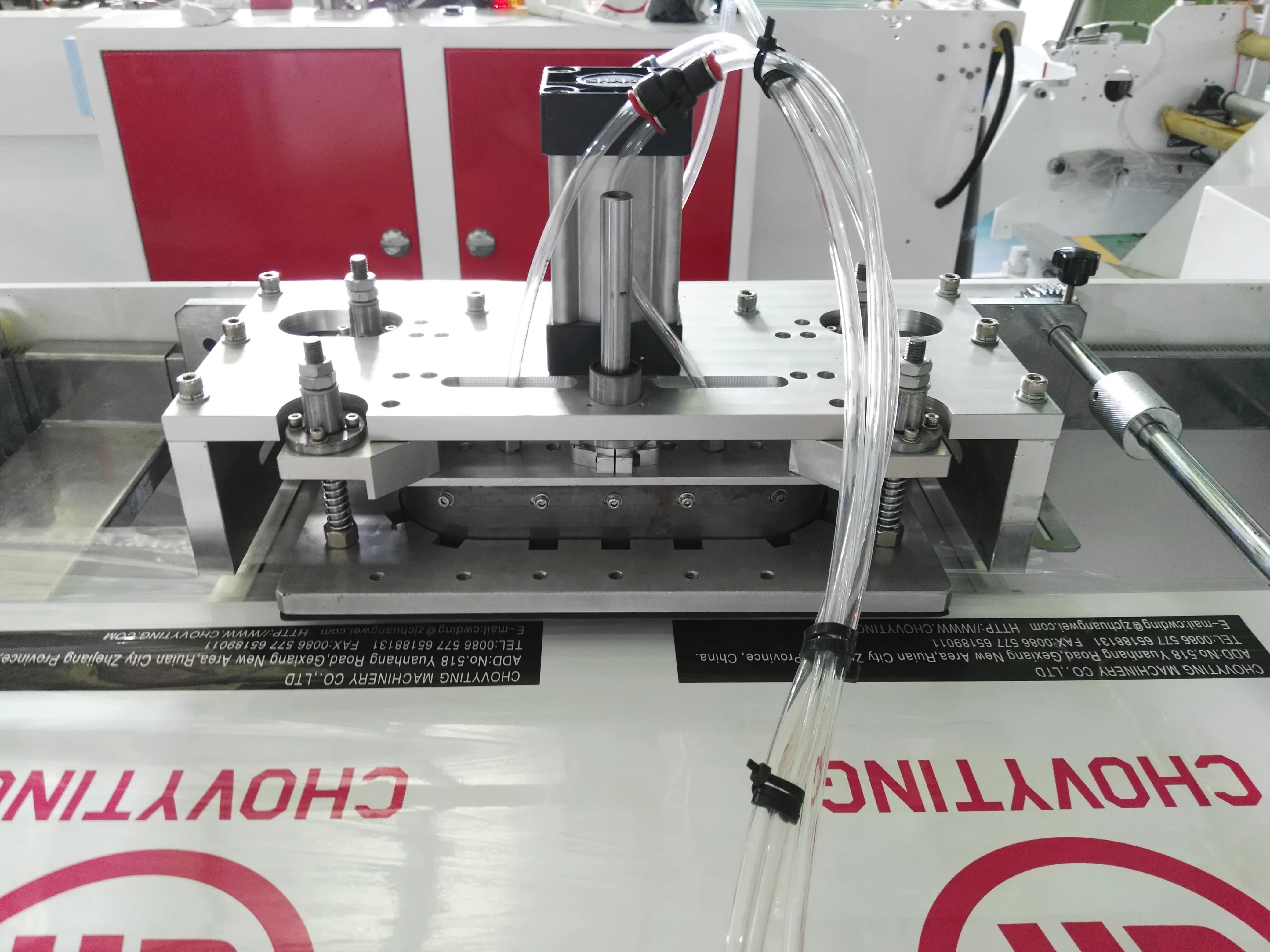 Automatic PE OPP Bottom Sealing and Cutting Plastic Bag Tissue Baby Diaper Heat Side Seal Punching Handle Bag Making Machine