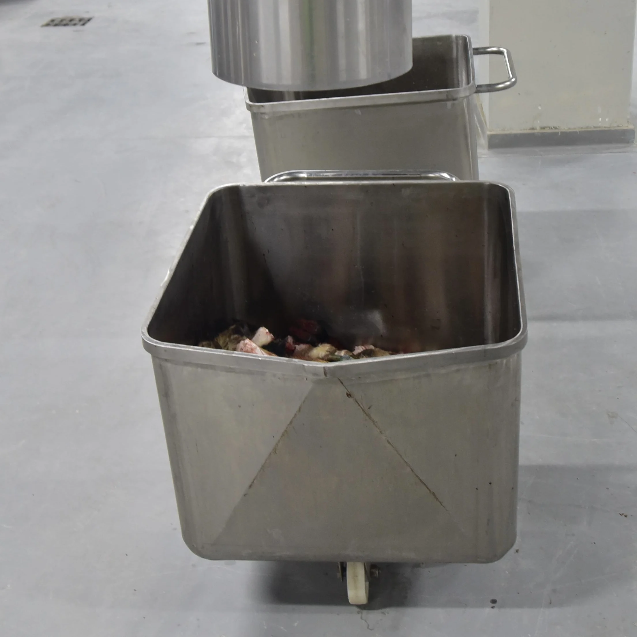 Easy Clean 200 Liter Stainless Steel Meat Transport Truck Wheeled Truck for Abattoir Processing