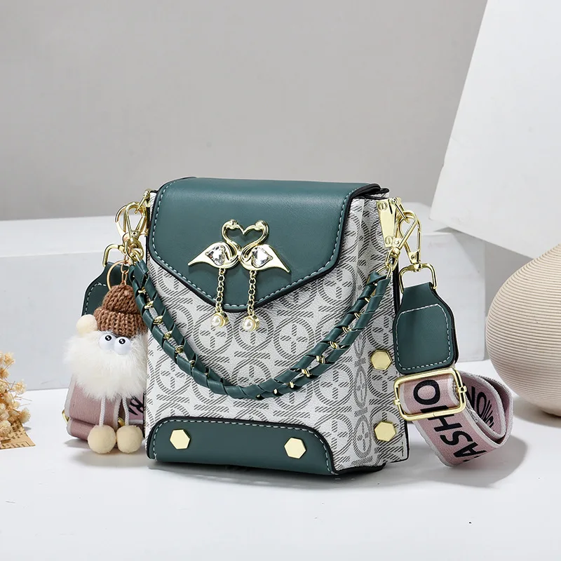 Luxury Women's Crossbody Handbag Fashionable Flip Cover Contrasting Color Waterproof Mobile Phone Bag Chains Trendy