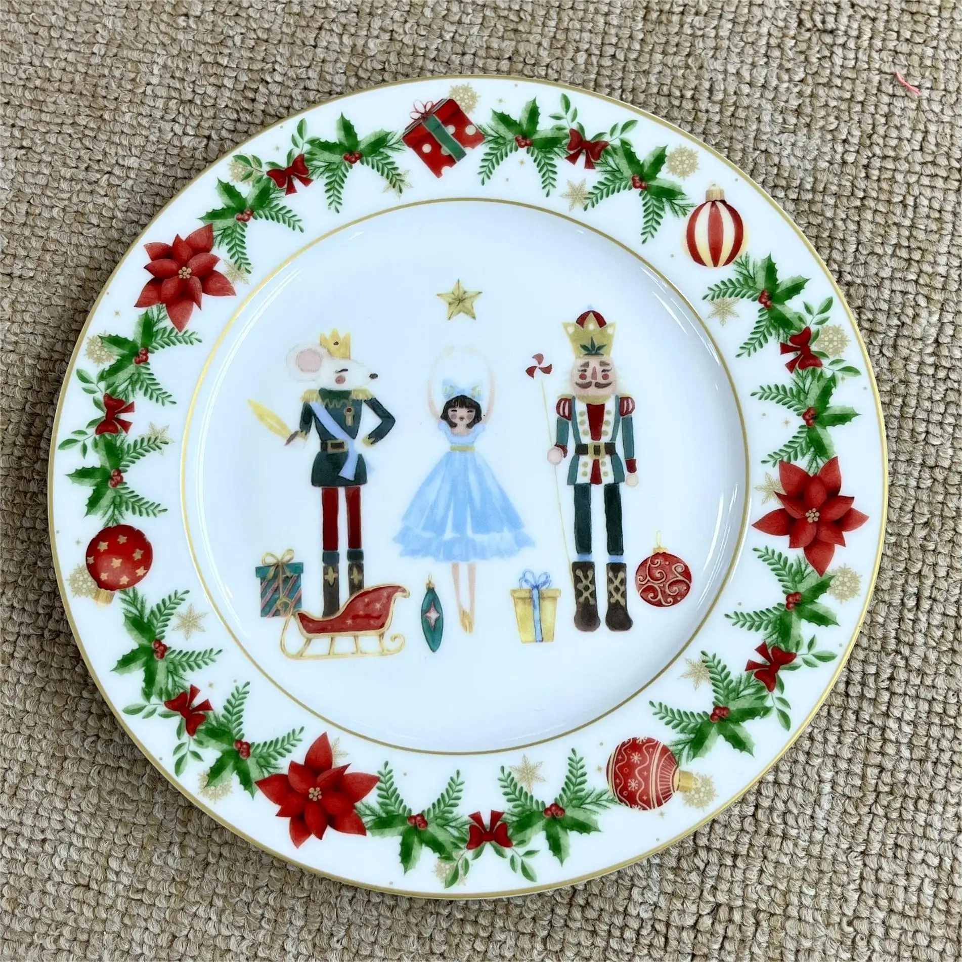 Certified International Christmas Story Red & Green Porcelain Fine Bone china 10.5in 8.5in 7.5in Dinner Plates details