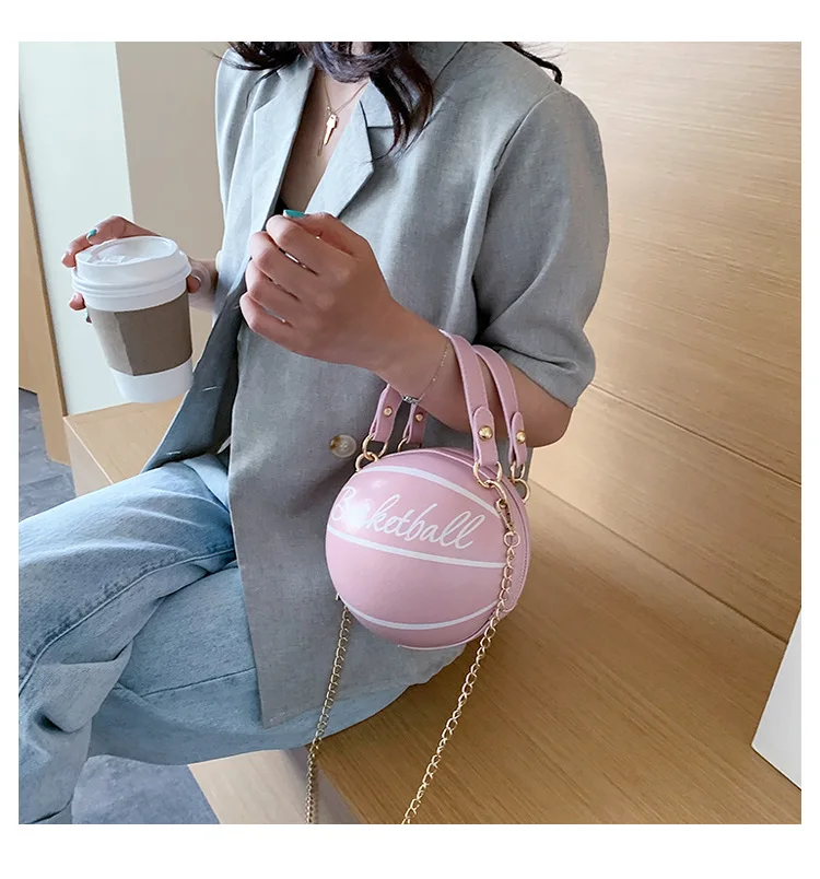 Un balón convertido en bolso, el nuevo y extravagante accesorio de Rosalía  | El Comercio