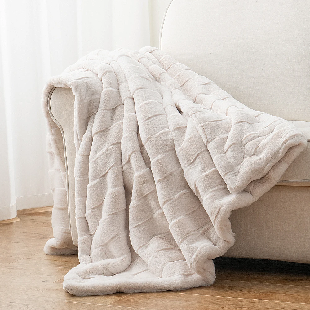 High Quality Super Soft No Shedding Fabric Faux Fur Blanket Snuggle