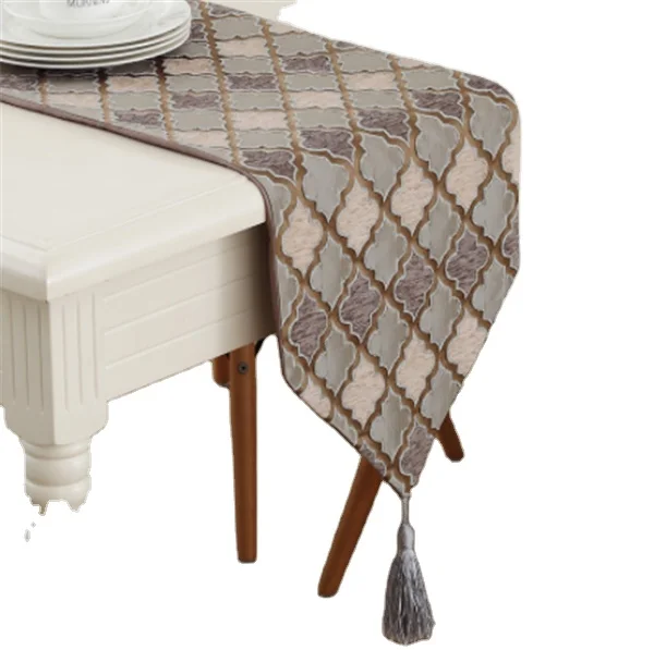 Жаккардовая скатерть с декоративной кисточкой для украшения стола