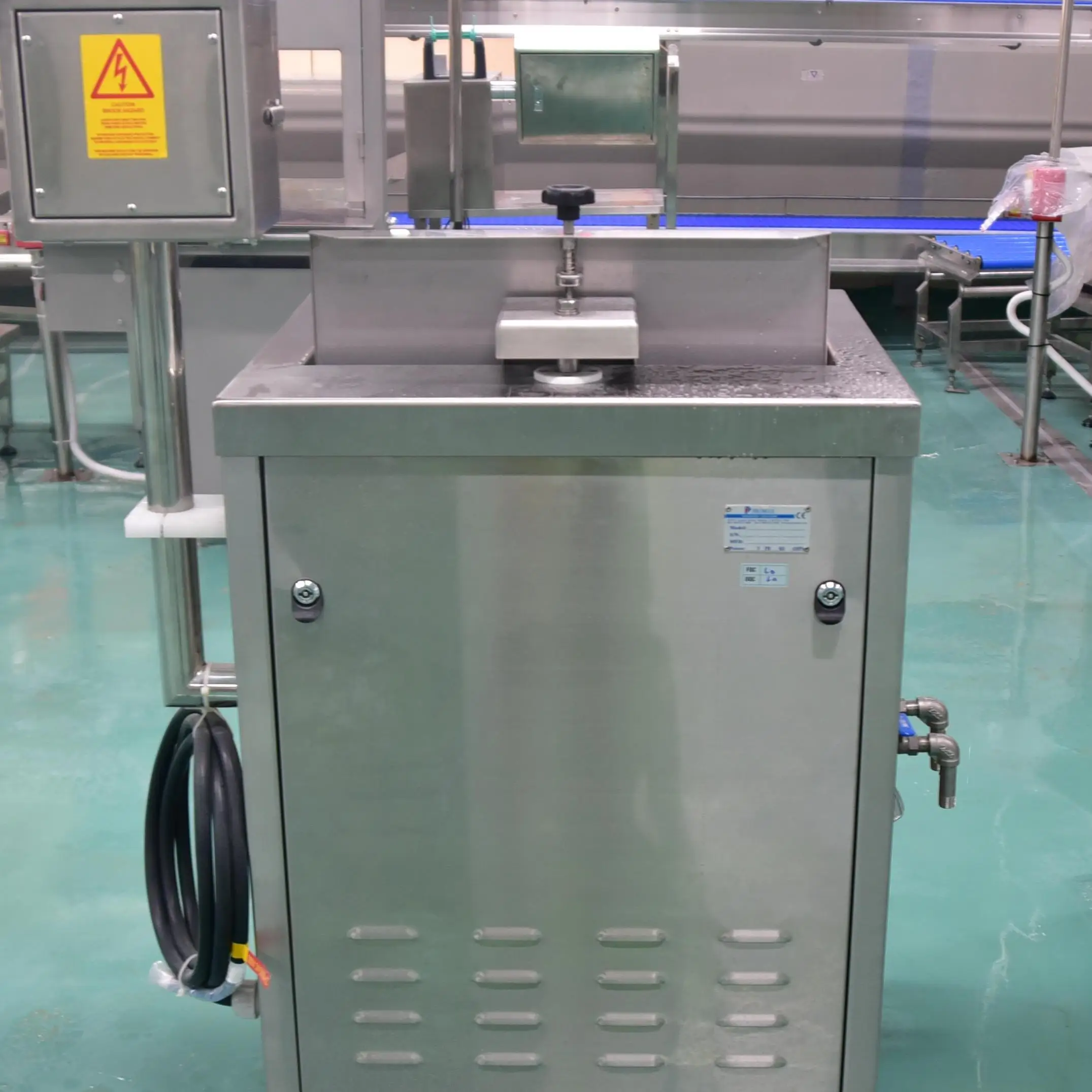 Professional shrink packaging equipment for chicken processing, meat packaging and food industry facilities