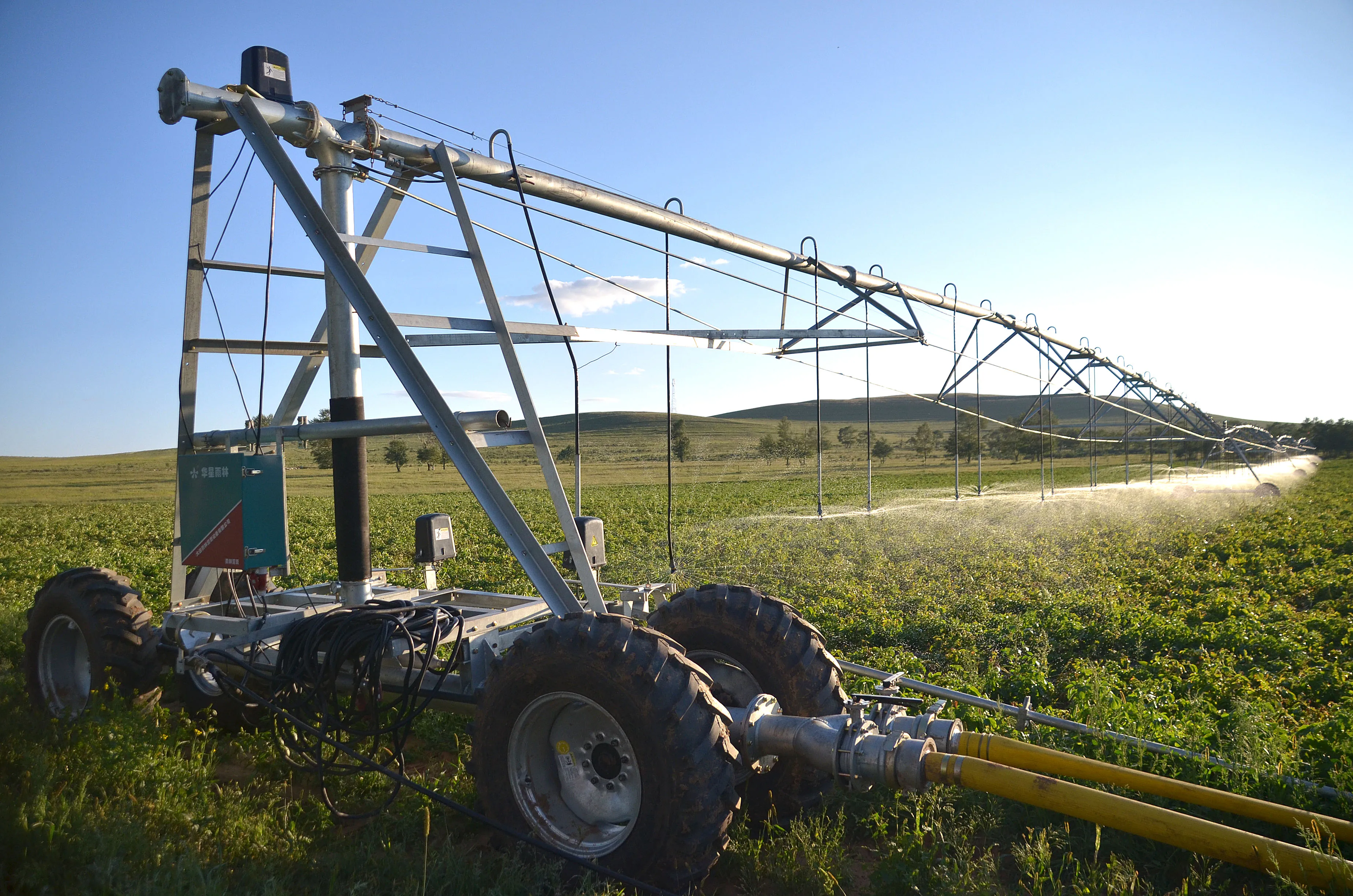 Lateral Move Farm Irrigation System For Agricultural Sprinkler