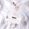 Caja de música con forma de piano blanco.