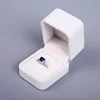 Caja de anillo blanca