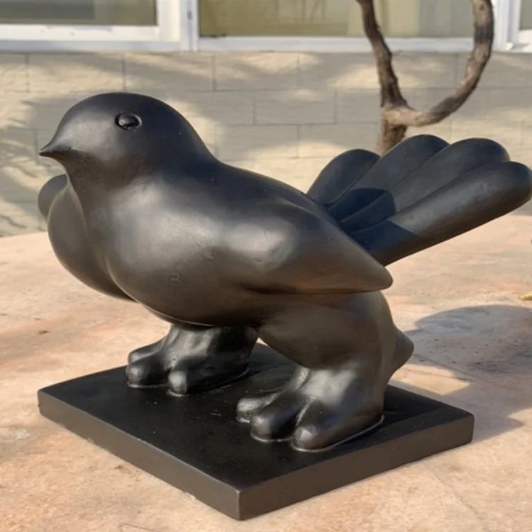 ブロンズ鋳造工場の家の装飾彫刻、ブロンズの太った鳥の彫刻が展示され