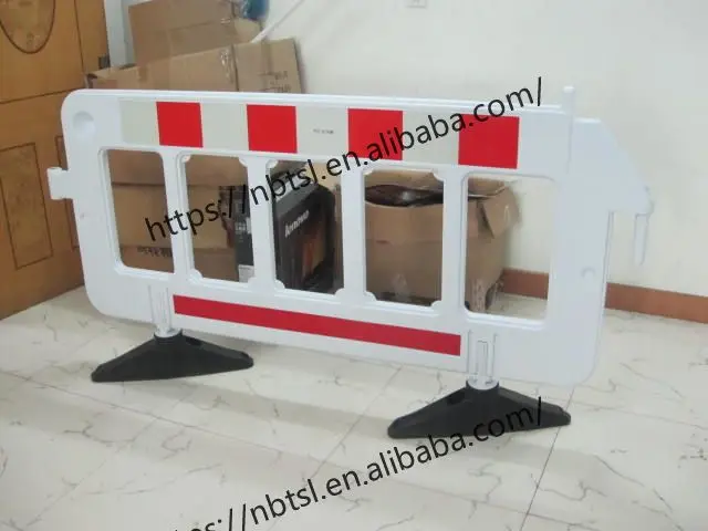 2m 11kg White Plastic Barrier For Road Traffic Plastic Safety Barricade ...