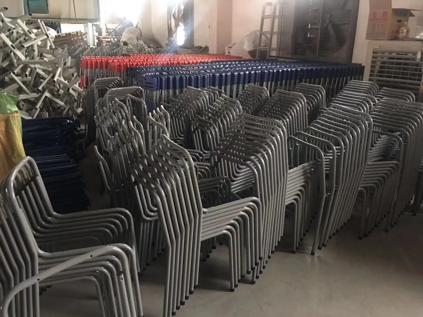 
 Отдельный стол и стул из фанеры с уплотнением по бокам  