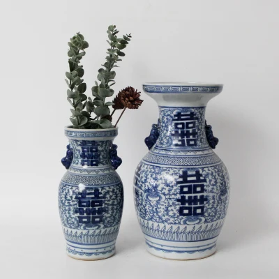 Piatto esagonale in porcellana bianca e blu decorato a motivi floreali