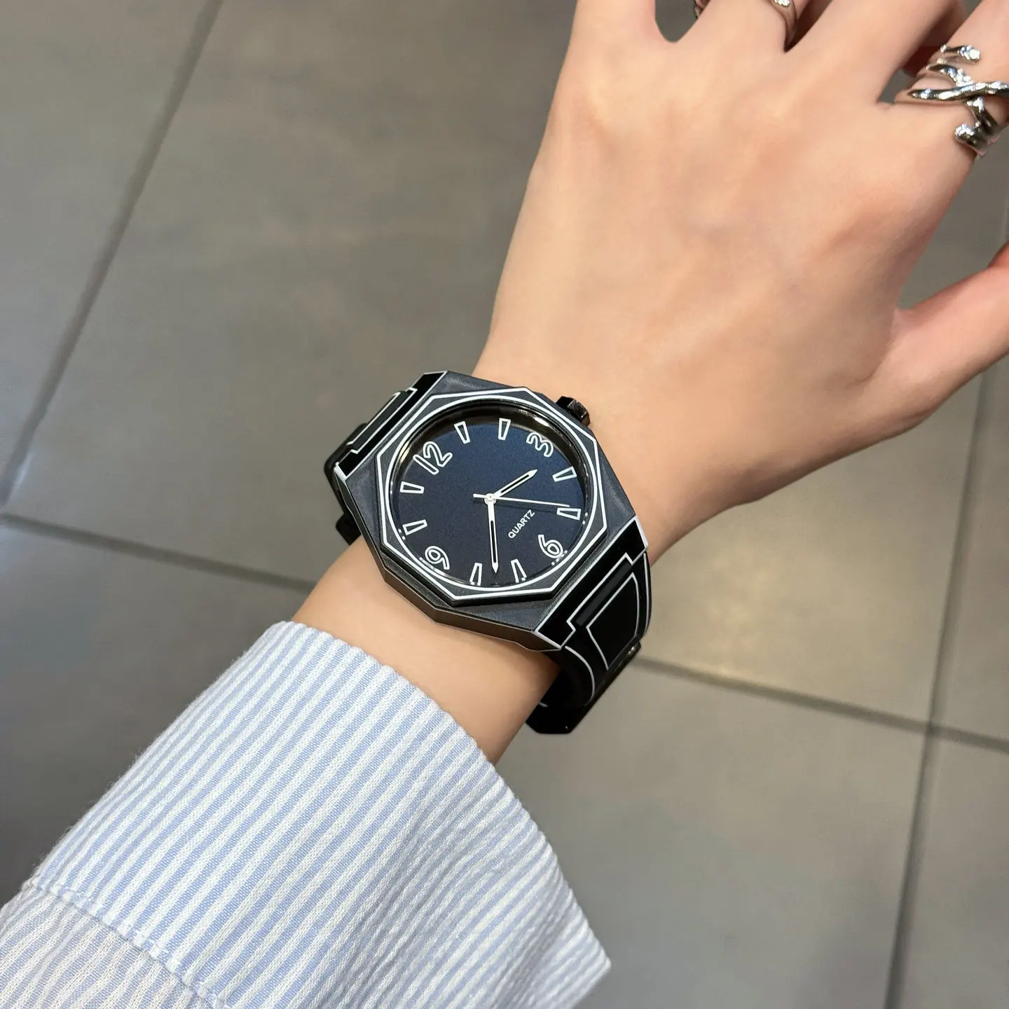 Mens quartz watch sporty fashion silicone strap durable black timepiece casual e S00302acb23de41bda4e5de14a83e1  main image 2