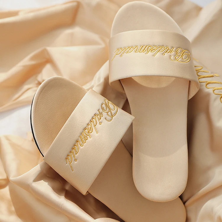 Женские летние сандалии на плоской подошве с вышивкой заказ; Повседневные свадебные атласные шлепанцы для невесты