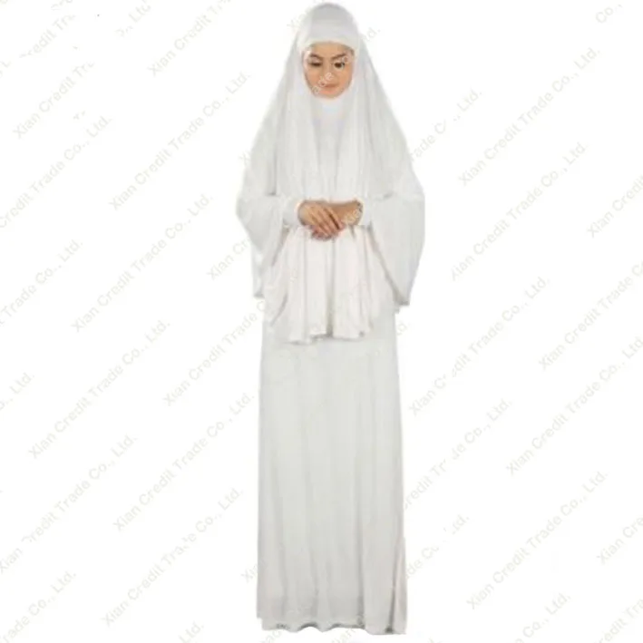 Молитвенное платье. Одежда для хаджа для женщин. Девушка в платье молитва.