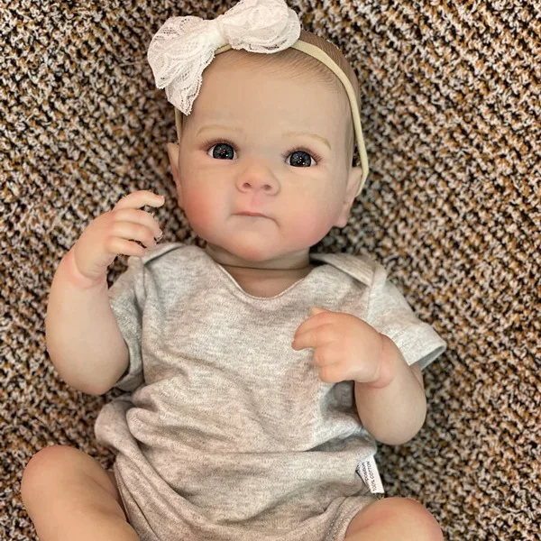 Realistic Reborn Baby Doll with Movable Hands and Feet, Can Be Bathed, a Gift for Accompanying and Comforting Children.