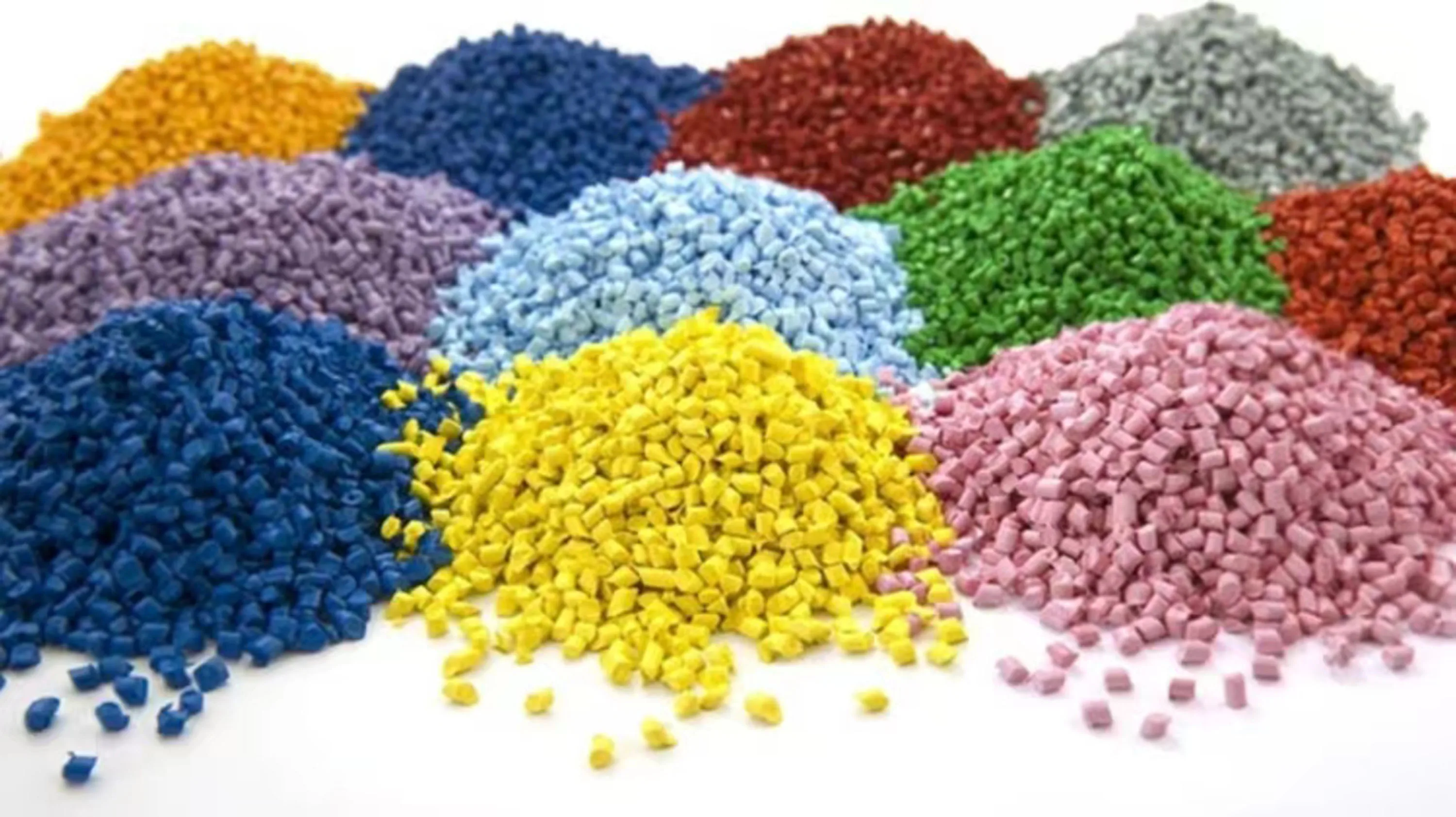 Покрытие добавки. Суперконцентраты красителей для полимеров. Полимерные гранулы. Пластик гранулы. Полимерные материалы, пластмассы.