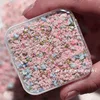 Fleur colorée de 40 ml dans une petite boîte