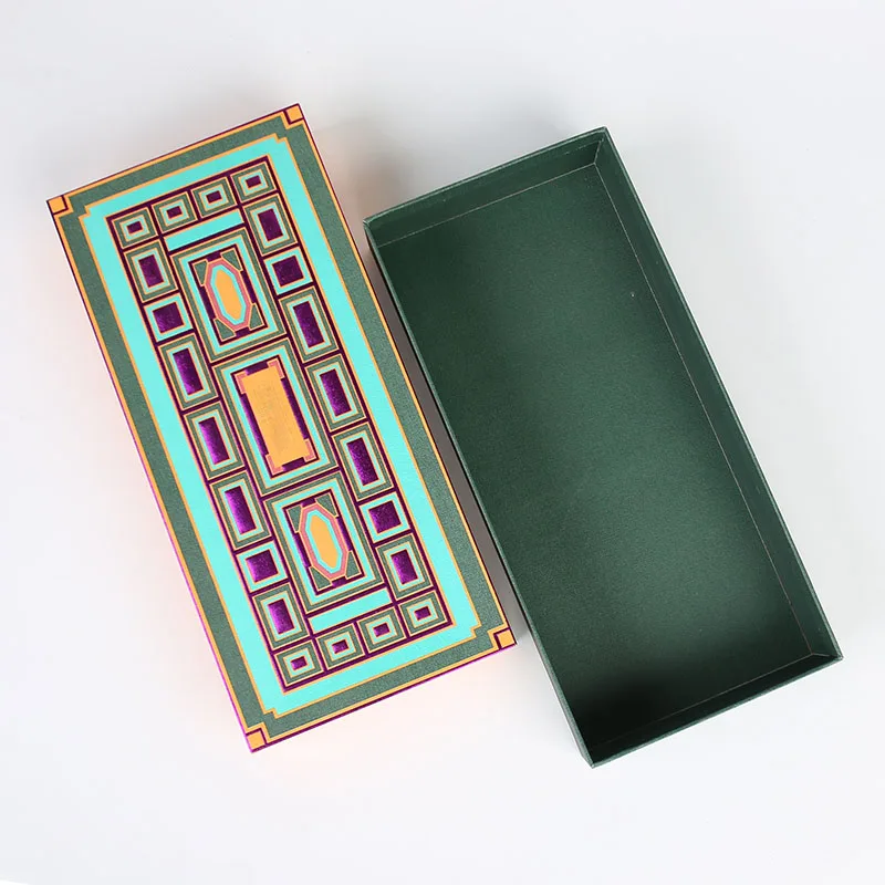 กล่องของขวัญแบบกระดาษแข็งหรูหราที่ปรับแต่งได้ กล่องบรรจุภัณฑ์ของขวัญที่เป็นมิตรต่อสิ่งแวดล้อม พร้อมเทคนิคการนูน (Embossing) พิเศษ ใช้กระดาษพิเศษและเทคนิค Cold Stamping