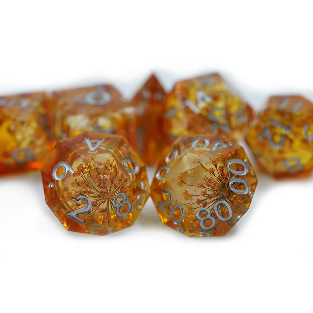 7-delige rode vloeistofgevulde hars DND dobbelstenenset vloeistof DND dobbelstenen met scherpe randen voor Dungeons and Dragons