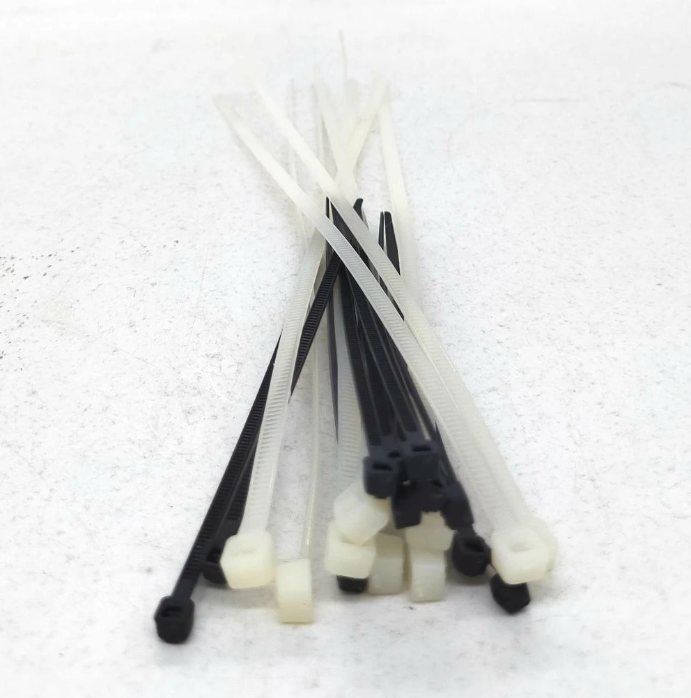 Черная пластиковая кабельная стяжка из