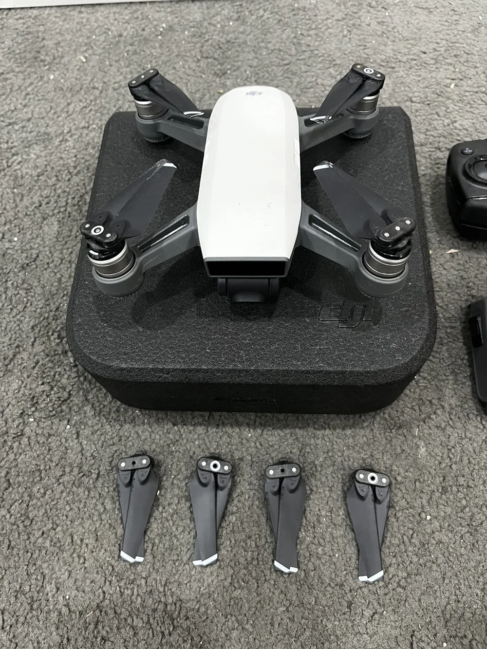 DJI Spark Drone標準バージョン用のバッテリーと充電器4730クイックリリース折りたたみブレードを備えたオリジナルの中古ドローン