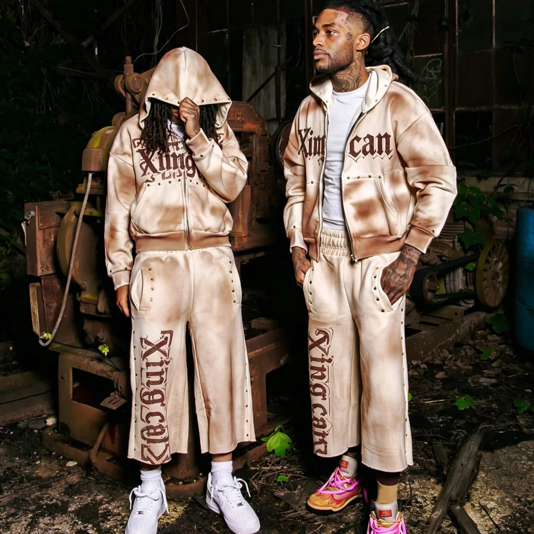 Brugerdefineret unisex streetwear 2-dels tracksuit, tie-dye med forældet udseende, puff-print og nitter, 7/8 brede ben bukser, OEM i bulk