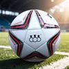 Rojo, cosido a máquina con cinco estrellas.